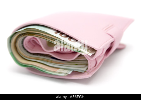 Fett rosa Tasche voller Geldscheine. Isoliert auf weißem Hintergrund. Stockfoto