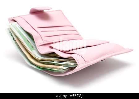 Feminine Leder Brieftasche voller Banknoten. Isoliert auf weißem Hintergrund. Stockfoto