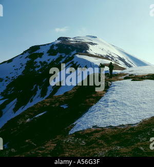 Bergsteiger auf Nord-Ost-Grat von Ben mehr im Winter, in der Nähe von Crianlarich, Zentralregion, Schottland, Großbritannien. Stockfoto