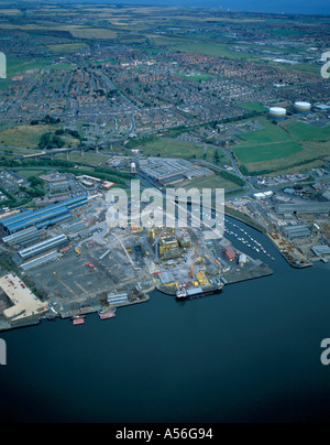 Luftaufnahme von Offshore Industrie Herstellung Hof mit Wohnsiedlungen und grüne Felder jenseits, wallsend, Tyneside, England, UK. Stockfoto