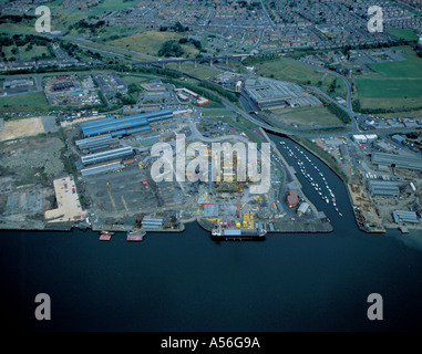 Luftaufnahme von Offshore Industrie Herstellung Hof, mit Wohnsiedlungen und grüne Felder jenseits, Tyneside, England, UK, 1980 s Stockfoto
