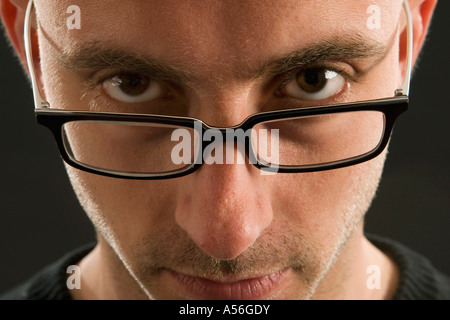 Junger Mann, trägt Brille, Porträt Stockfoto