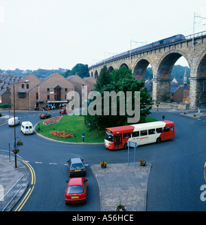 Straßen- und ÖPNV; Bus auf einen Kreisverkehr und Zug auf einem Viadukt (1857), Durham City, County Durham, England, UK. Stockfoto