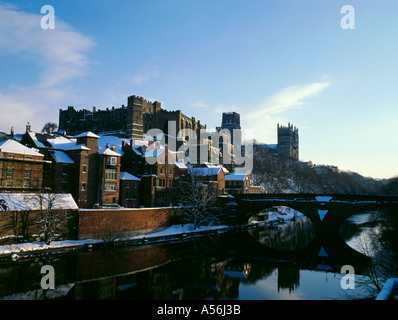Kathedrale und die Burg über den Fluss tragen im Winter gesehen, Durham, Durham, England, UK. Stockfoto