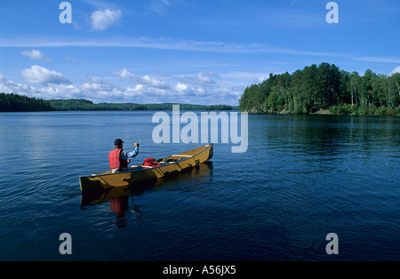 Str MR04 Striglsen, Mann Springer-Kanu auf einem See in den Boundary Waters Kanu Bereich, Minnesota, USA Stockfoto