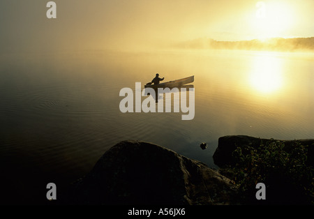 Str MR04 Striglsen, Mann Springer-Kanu auf einem See in den Boundary Waters Kanu Bereich, Minnesota, USA Stockfoto