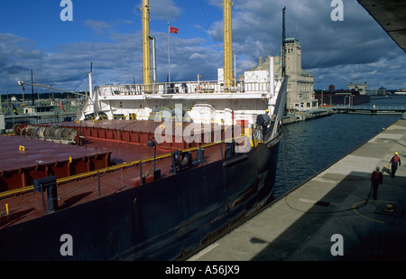 Schiff in der so Sperren in Sault Sainte Marie zwischen Lake Superior und Lake Huron, Michigan, USA Stockfoto