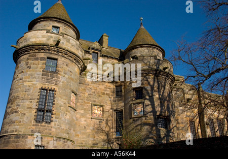 Die massiven Torhaus des Falkland Palace in den Royal Burgh Falkland, Fife, Schottland Stockfoto