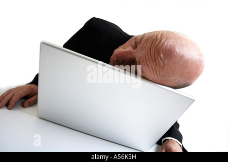 Mann schläft auf Laptop, Ansicht neigen Stockfoto