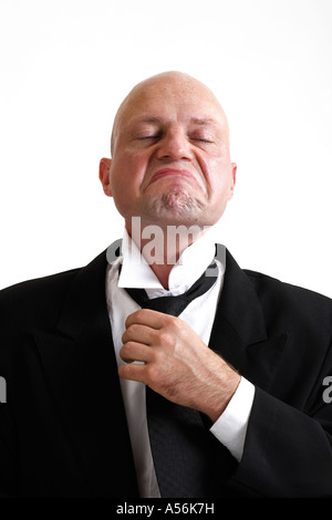 Mann Bindung Krawatte, portrait Stockfoto