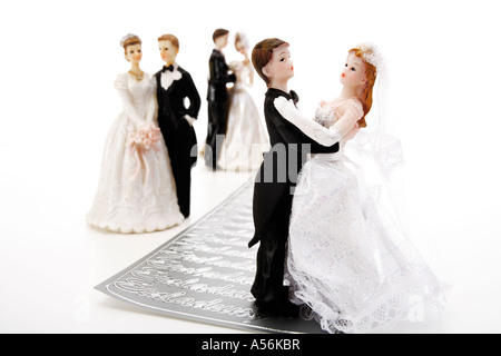 Hochzeit paar Figuren stehend auf Einladung für Hochzeit Stockfoto