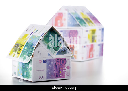 Zwei Häuser von Euro-Banknoten Stockfoto