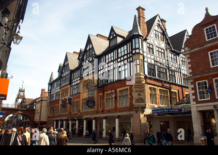 Eastgate Street und viktorianischen Uhr Chester City Cheshire County England UK Wohnsitzlosen Königreich GB Großbritannien britischen Inseln Europas Stockfoto