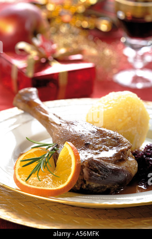 Gänsebraten mit Beilagen und Weihnachten dekoration Stockfoto
