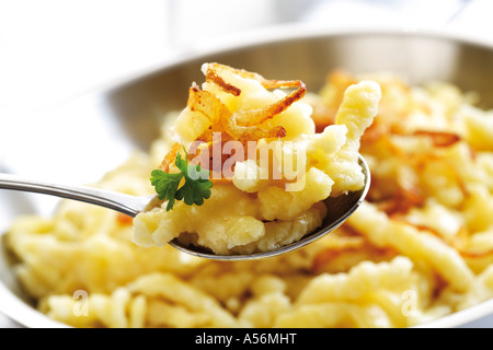 Typisch deutsche Nudeln mit Käse und Röstzwiebeln auf Teller, Nahaufnahme Stockfoto