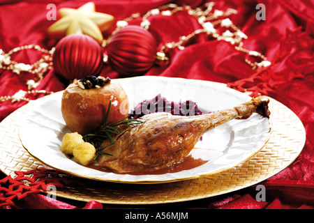 Gänsebraten mit Beilagen und Weihnachten dekoration Stockfoto