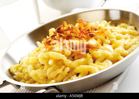 Typisch deutsche Nudeln mit Käse und Röstzwiebeln auf Teller, Nahaufnahme Stockfoto