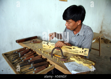 Painet iy8795 junge Kind Kind Vietnam Lehrlinge lernen Holzschnitzerei Fähigkeiten Nam Dinh Foto 2005 Land Entwicklungsland Stockfoto