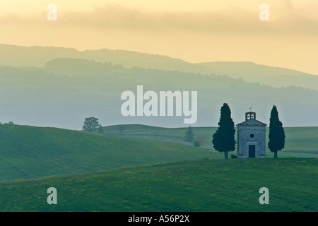 Kleine Kapelle Auf Einem Huegel Im Val d Orcia Toskana Italien kleine Kapelle steht auf einem Hügel in Val d Orcia Toskana Italien Stockfoto