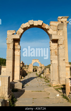 Bogen von Trajan und Bogen des Tiberius auf der Via Trionfale (Cardo), Leptis Magna römische Ruinen, Libyen Stockfoto