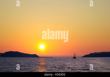 Einsamen Schiff Aailing in den Sonnenuntergang, Sunset Cruise Bootsfahrt, Santorin, Kykladen, Griechenland Stockfoto