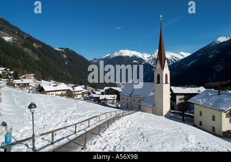 Blick über Finkenberg Blick in Mayrhofen, Zillertal (Zillertal), Tirol, Österreich Stockfoto