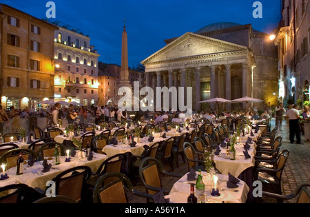 Pantheon und Restaurant am Abend, Piazza della Rotonda, Rom, Italien Stockfoto