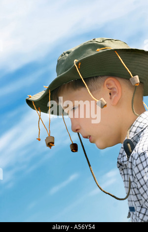 Keine Fllies auf mich Paaren Outback Aussie jungen gegen gesättigte Himmel Stockfoto