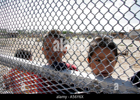 Painet ja1113 Usa Zaun, die Grenze zwischen Ciudad Juarez el Paso Texas Mexiko hispanische mexikanischen jungen Blick durch Stockfoto