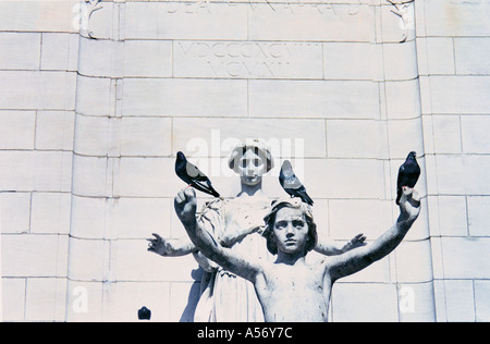 Tauben sitzen auf Statue am Central Park New York USA 1999 Stockfoto