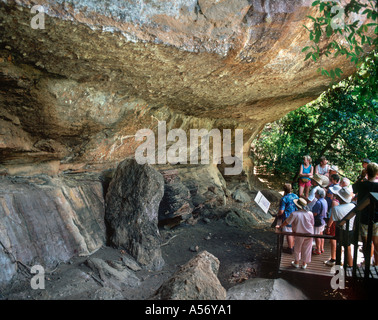 Touristen an Felsmalereien suchen, Anbangang Galerie, Nourlangie Rock (Burrunggui), Kakadu National Park, Northern Territory, Australien Stockfoto