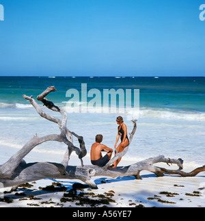 Paar am Diani Beach in der Nähe von Mombasa, Kenia, Ostafrika Stockfoto