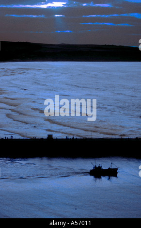 Einsames Fischerboot Whitby Hafen bei Nacht, North Yorkshire, England, UK verlassen. Stockfoto