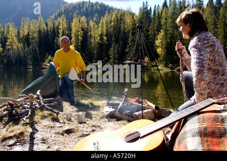 Mann und Frau, camping am See Stockfoto