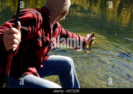 Fischen im Teich Mann, Seitenansicht Stockfoto