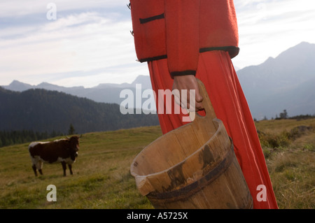 Frau mit Butter Wanne, Kuh im Hintergrund Stockfoto