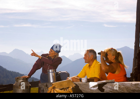 Zu zweit am Berghütte, Bäuerin zeigen Stockfoto