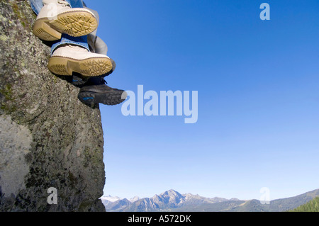 Mann und Frau sitzen auf Rock, niedrigen Bereich, niedrigen Winkel anzeigen Stockfoto