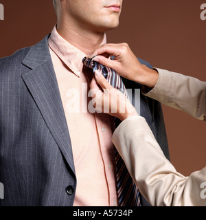 Frau Bindung Businessman´s Krawatte Stockfoto