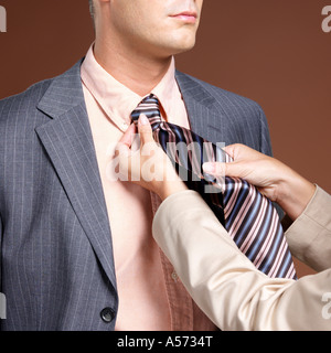 Frau Bindung Businessman´s Krawatte Stockfoto