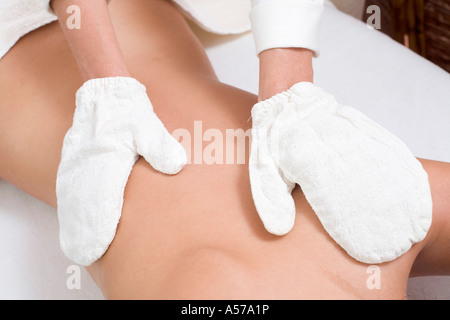Junge Frau, an die Massage, Mittelteil Stockfoto