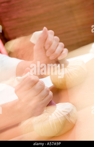 Frau, an die Kräuterstempel Massage, Mittelteil Stockfoto