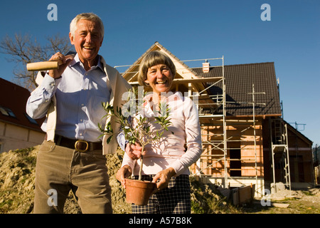 Älteres Paar vor teilweise gebautes Haus Stockfoto