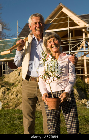 Älteres Paar, Gartenarbeit, Lächeln, Porträt, niedrigen Winkel Ansicht Stockfoto