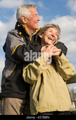 Älteres Paar, umarmende Frau Mann Stockfoto