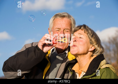Älteres paar weht Blase Zauberstab, close-up Stockfoto