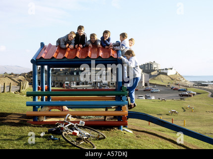 Cumbria Seascale Kinder spielen im Dorf in der Nähe von nuklearen Wiederaufarbeitungsanlagen Sellafield Thorp Stockfoto