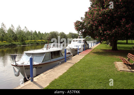 UK Worcestershire Bilovec Sportboote am Fluss Avon Stockfoto