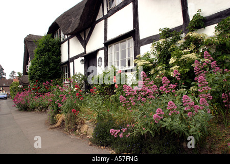 UK Worcestershire Cropthorne Old Post Office Blume gefüllt am Straßenrand Vorgarten Stockfoto