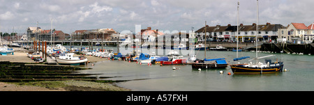 UK West Sussex Littlehampton Boote am Fluss Arun Waterfront Panorama Stockfoto